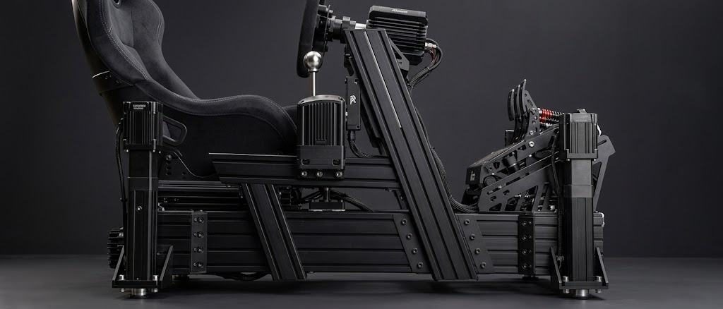 Rig IMMERSIM de aluminio negro con actuadores, palanca y pedalera, vista lateral