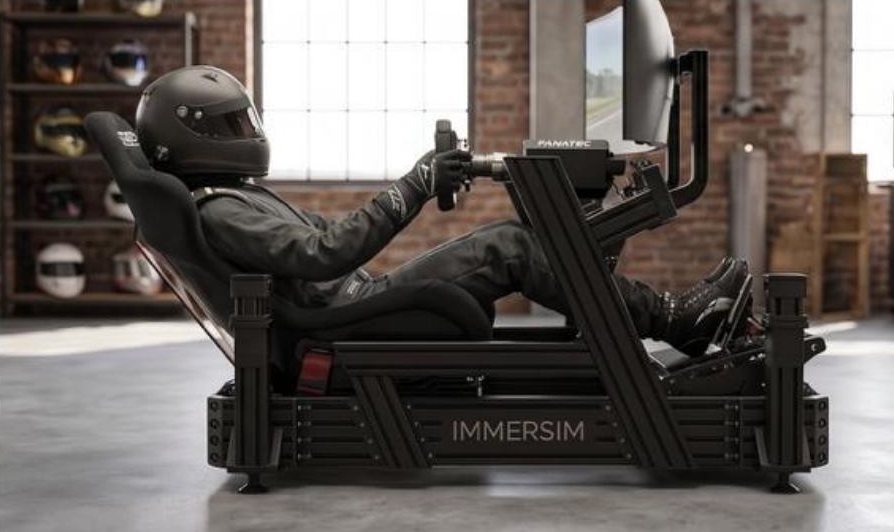Piloto en posición reclinada tipo F1 sobre el rig IMMERSIM